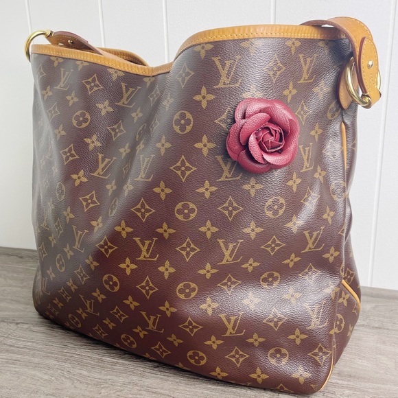 Camellia Flower Vegan Leather Magnetic Bag Charm - Picture 4 of 9